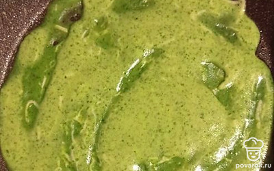 На разогретой сковороде, смазанной растительным маслом, выпекать блинчики.