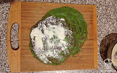 Блинчики смазать творожным сыром и свернуть в трубочки.