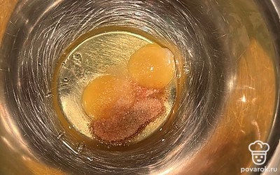2 яйца взбить с сахаром и солью.