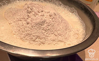 Добавить 200 г муки и 1 чайную ложку соды, снова все перемешать блендером.