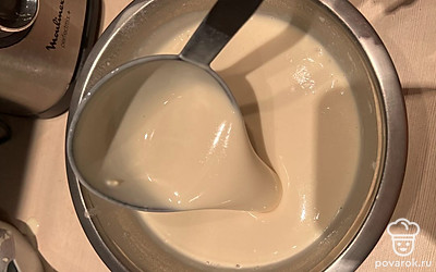 Получится слегка густовая смесь, то что нужно. Я выпекаю на блинной сковороде на масле гхи, можно использовать обычное масло, я смазываю сковороду кисточкой. Подойдет и обычная сковорода. 