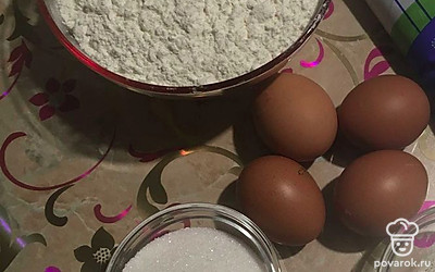 Достаём молоко и яйца из холодильника заранее, чтобы успели согреться. 