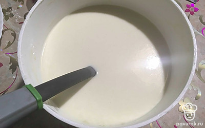 Просеиваем частями муку во взбитые яйца, как только тесто начинает густеть, добавляем понемногу молоко. 