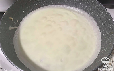 Сковороду смазываем маслом, выпекаем блины с 2 сторон. 