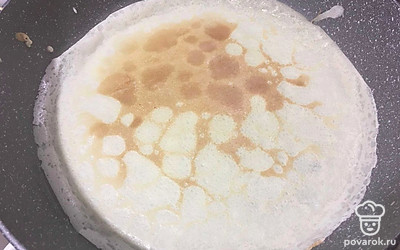 Когда с одной стороны рая стали хрустящими, поддеваем блинчик лопаткой и переворачиваем на другую сторону. 