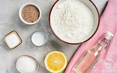 Вскипятите воду, остудите один стакан до комнатной температуры. Разогрейте небольшую сковороду с подсолнечным маслом. Подготовьте миксер.