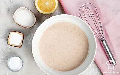 Сделайте тесто. В глубокой емкости смешайте льняную муку и сахар. Залейте их стаканом горячей водой и перемешайте. Влейте к ним стакан воды комнатной температуры. Перемешайте все ингредиенты. Насыпьте в емкость пшеничную муку, лимонную кислоту, соду и соль, хорошо перемешайте миксером пару минут.