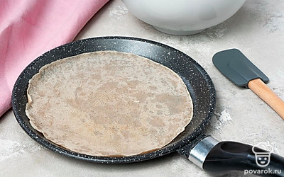 Испеките блины. Налейте глубокой ложкой тесто на сковородку. Вращайте ее, чтобы тесто распределилось по всей поверхности. Пожарьте блин до готовности с обеих сторон, приблизительно по минуте с каждой. Выложите его на блюдо. Готовьте блины, пока не закончится тесто.