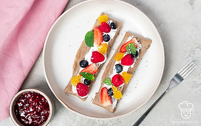 Постные блины с льняной мукой подайте вместе с сиропом из шиповника.