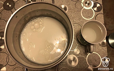 Молоко (3,2%, 200 мл) перелейте в стакан и нагрейте в микроволновке или на водяной бане (15-20 секунд). Перелейте в кастрюлю, добавьте стакан горячей воды (150 мл).