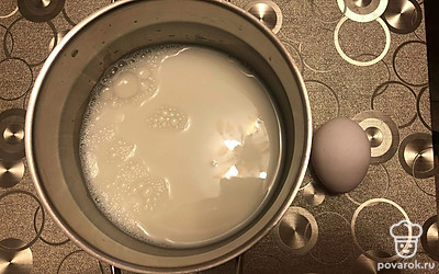 Туда же разбейте одно яйцо, перемешайте все ингредиенты венчиком. Добавьте в кастрюлю одну щепотку соли, вновь перемешайте.