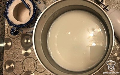 Насыпьте 4-5 ложек сахара, перемешайте содержимое кастрюли венчиком.