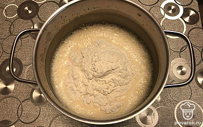 Муку добавьте в кастрюлю.
