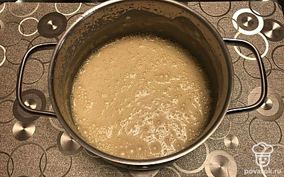 Перемешайте блинную смесь венчиком, чтобы избежать комочков из муки.