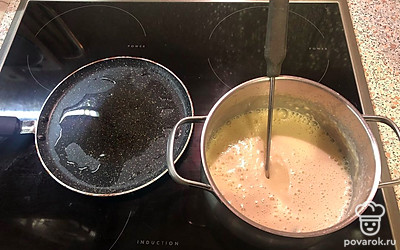 Блинную сковороду смажьте небольшим количеством растительного масла, раскалите на плите. В блинную смесь добавьте 1 чайную ложку растительного масла, чтобы потом не смазывать маслом сковороду.