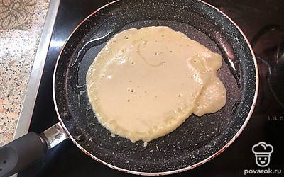 Налейте в центр сковороды половину небольшого половника блинной смеси. Распределите смесь круговыми движениями по всей сковороде. 