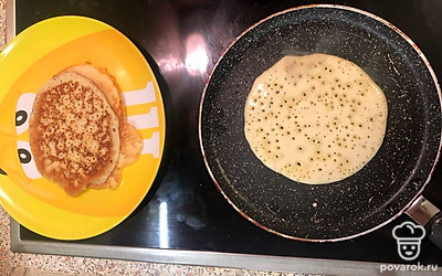 Переворачивать блин на другую сторону нужно в тот момент, как он начинает покрываться вот такими пузырьками. 