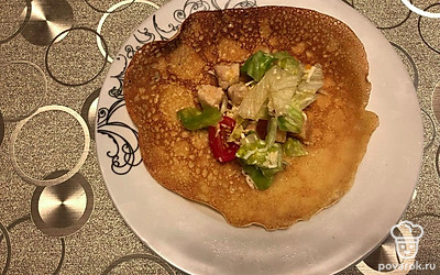 Блины можно подавать не только на завтрак, но и на обед. Для этого можно пережарить куриное филе, нарезав его кубиками, и сделать салат из овощей. Смешать овощи и мясо и положить в центр блина. Приятного аппетита!