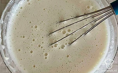 Добавьте стакан кипятка, перемешайте. Тесто должно получиться с пузырьками, достаточно жидкое.