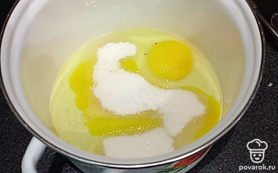 Разбить яйца, добавить соль и сахар.