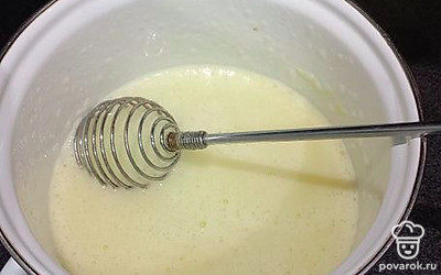 Добавить масло и половину объёма сыворотки. Перемешать.