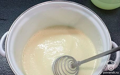 Добавить муку, размешать до исчезновения корочки.