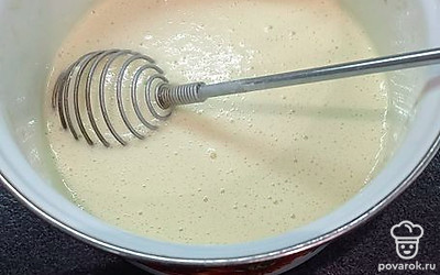 Всыпать соду и хорошо перемешать. Сода вступает в реакцию с сывороткой, и появляются пузырьки. 