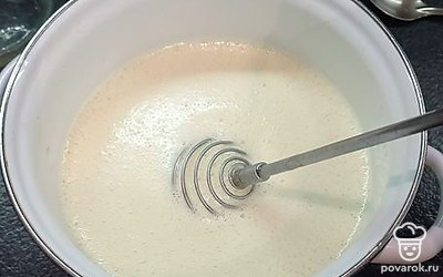 Влить оставшуюся сыворотку. Дать тесту постоять 10 минут.