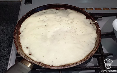 Можно выпекать. Поставьте сковородку на медленный огонь, хорошо пропеките блин прежде, чем переворачивать его на другую сторону. У меня первый блин был комом, другие 3 порвались. Позже сковородка накалилась, и все стало получаться.