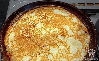 Прежде, чем переворачивать, подцепите блинчик по кругу, чтобы он отклеился от сковородки.