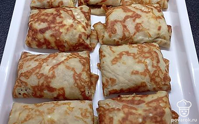 Можно есть со сметаной, сгущёнкой, вареньем, а можно нафаршировать творогом. 