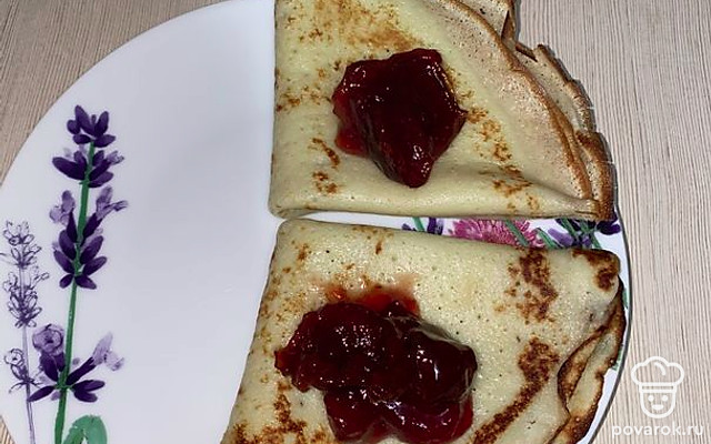 Идеальный завтрак: тонкие блинчики с вареньем — Рецепт с фото