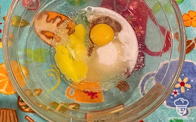 В емкость разбиваем два яйца, добавляем соль, сахар и взбиваем венчиком.