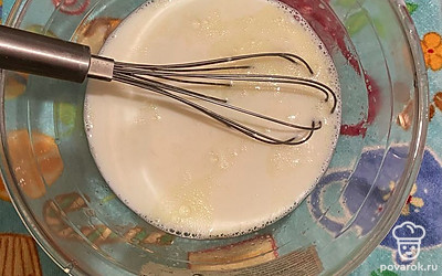 Молоко комнатной температуры вливаем в массу к яйцам. Взбиваем.
