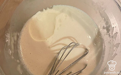 Перед жаркой добавляем в тесто 2 столовые ложки растительного масла. Перемешиваем .