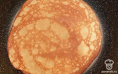 В раскалённую сковороду наливаем 1 ст.ложку масла и жарим наши блинчики на среднем огне до румяной корочки ! 