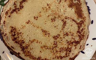 Когда вынимаем готовый блинчик, обязательно смазываем его сливочным маслом.