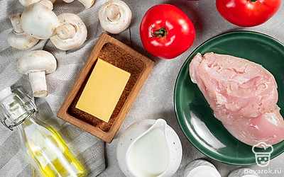 Помидоры, мясо, грибы и зелень для подачи тщательно промойте и обсушите бумажными полотенцами. У помидоров срежьте верхушки, мякоть удалите, оставляя только стенки. Также подготовьте сковороду и форму для запекания.