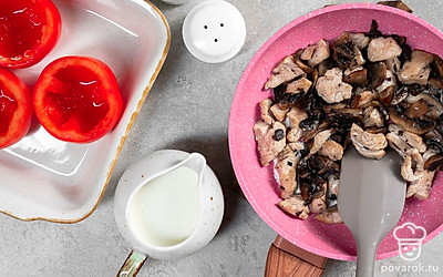 Приготовьте начинку. Сковороду поместите на средний огонь, влейте в нее растительное масло и оставьте разогреваться. Пока масло греется, нарежьте небольшими кусочками грибы и мясо. Затем выложите ингредиенты на сковороду и обжарьте их до готовности. За 5 минут до конца приготовления влейте сливки, добавьте соль и перец по вкусу.