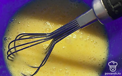 Взбить яйца с сахаром. 
