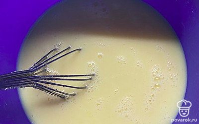 Добавить молоко, соль, ванилин. 