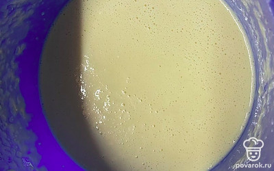 Добавить растопленное масло и муку. 