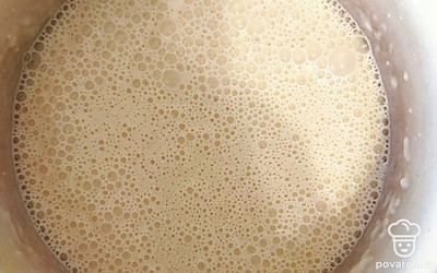 Взбейте тесто миксером до жидкого состояния.