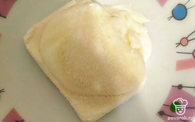 Приготовьте начинку из творога, сметаны и сахара.