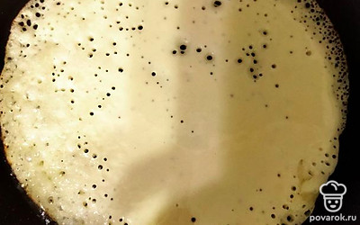 Выпекайте блины.