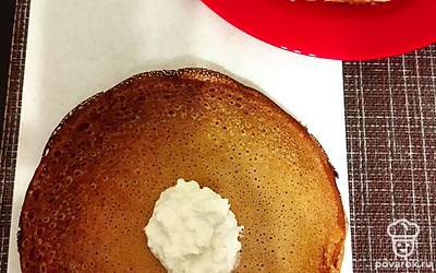 В центр готового блина выложите начинку из творога и заверните конвертиком или трубочкой, как вам больше нравится.