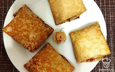 Блины с творогом готовы! Выложите на тарелку и подавайте на завтрак.