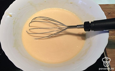 Яйца, 1/2 чайной ложки соли, 2 столовые ложки сахара, половину стакана молока, 50 мл масла подсолнечного смешать и немного взбить вилкой. Добавить 6 столовых ложек муки. 1 чайную ложку соды. Замесить тесто. Если густовато, то добавить молока. Непрерывно помешивая, добавить 2/3 стакана крутого кипятка. 