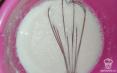 Смесь развести водой. Мерная ложка тут используется специальная для смеси.