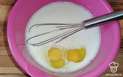 Добавить яйца, сахар и соль.